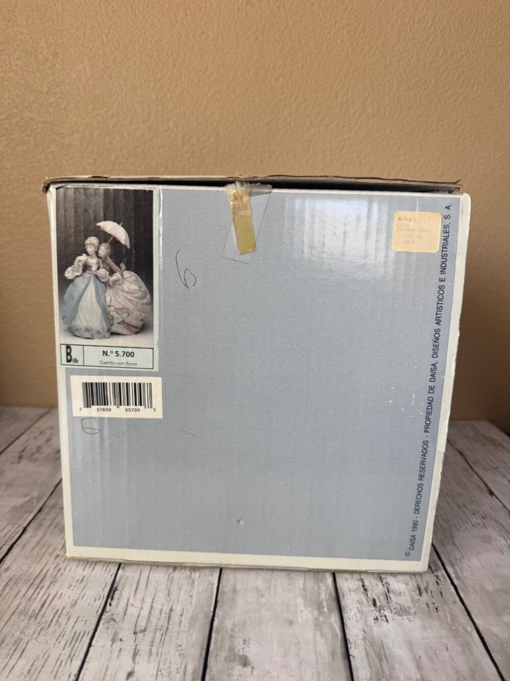 Lladró "Southern Charm" Damita con Flores Porcelain Figurine 5700 in Box w/FLAWS - Picture 4 of 16
